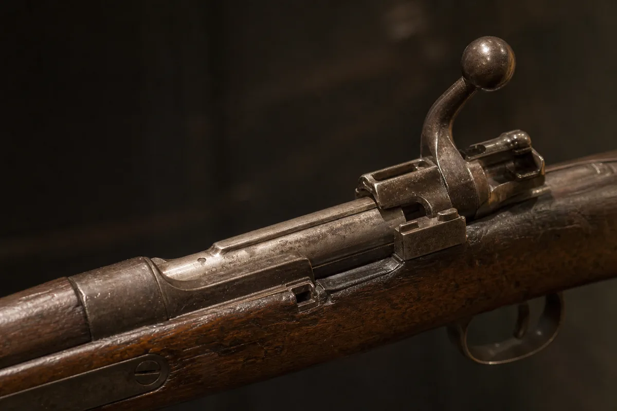 Fusil Chassepot modèle 1866 présenté en vitrine de musée, culasse à verrou visible